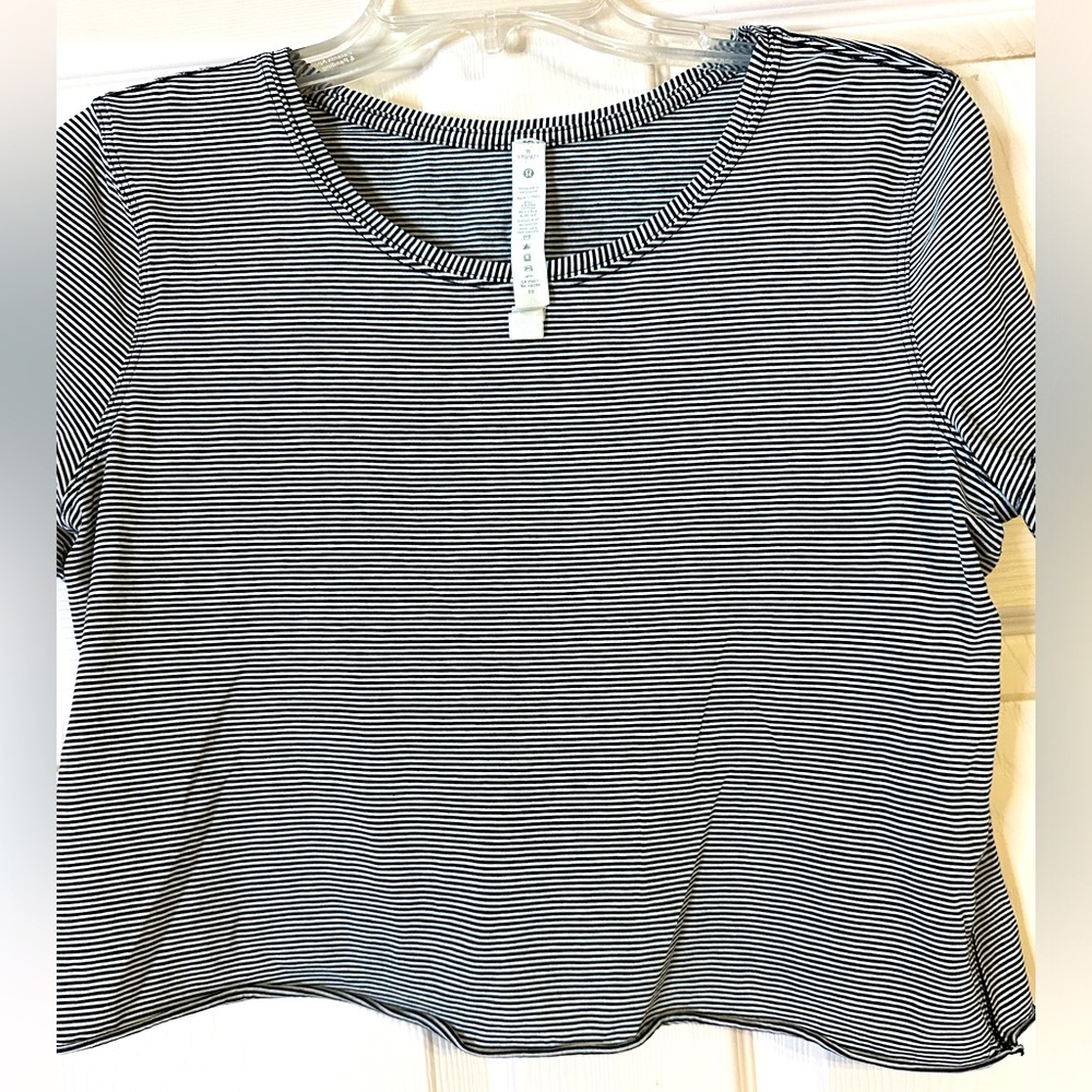 EUC Lululemon Women's Black‎ and White Stripes Crop Top Size 8